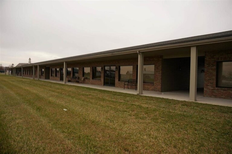 835 S 9th Ave, Haubstadt, IN à vendre - Photo du bâtiment - Image 2 de 22