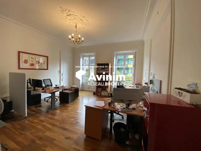 Office in Grenoble for lease - Interior Photo - Image 2 of 11