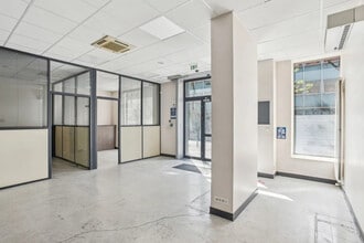 Retail in Paris for lease Interior Photo- Image 2 of 11