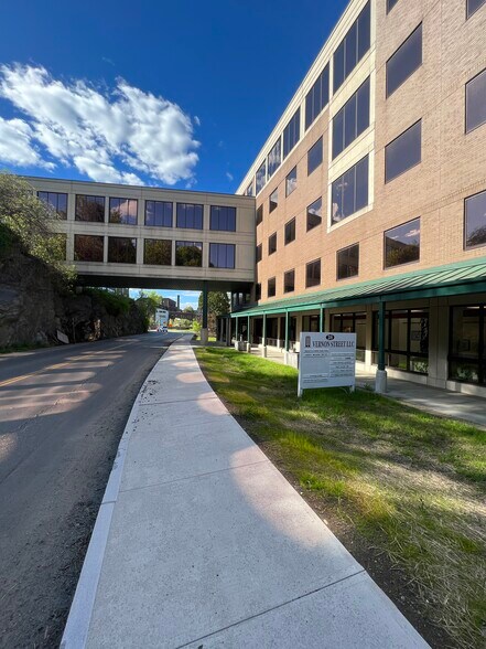 28 Vernon St, Brattleboro, VT à louer - Photo du bâtiment - Image 2 de 5