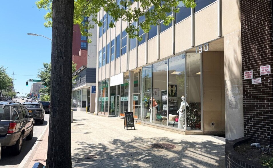 190 E Post Rd, White Plains, NY à louer - Photo du bâtiment - Image 2 de 4