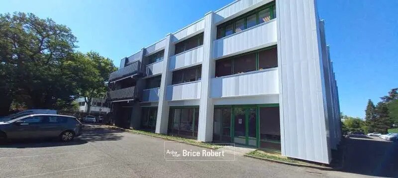 Bureau dans Bron à louer - Photo du bâtiment - Image 2 de 8