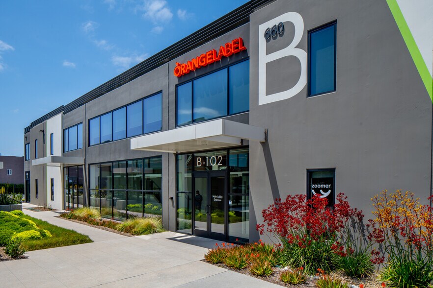 660 W Baker St, Costa Mesa, CA à louer - Photo du bâtiment - Image 1 de 12