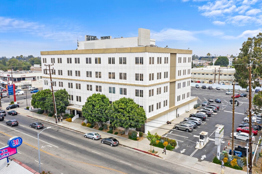 15243 Vanowen St, Van Nuys, CA for lease - Building Photo - Image 1 of 6
