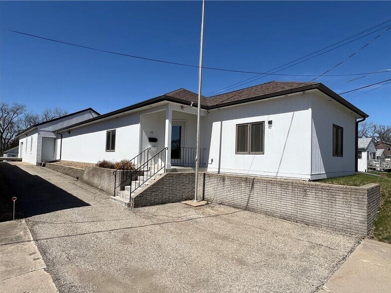 219 W 11th St N, Newton, IA à vendre - Photo du bâtiment - Image 1 de 18