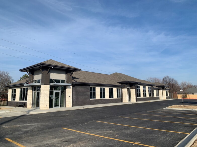 2001 SE J St, Bentonville, AR for lease - Building Photo - Image 1 of 7