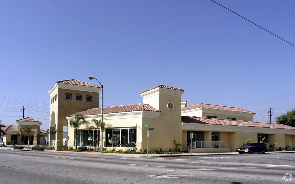 5201-5211 E Washington Blvd, Commerce, CA à louer - Photo du bâtiment - Image 2 de 9