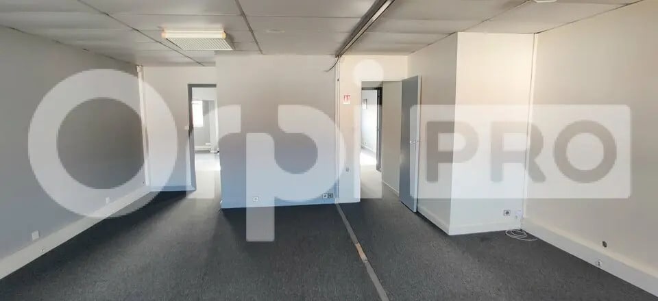 Flex in Lisses for lease - Interior Photo - Image 3 of 3