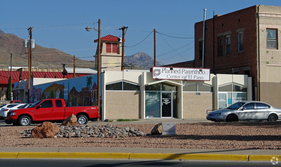 2817 E Yandell Dr, El Paso, TX à louer - Photo du bâtiment - Image 2 de 6