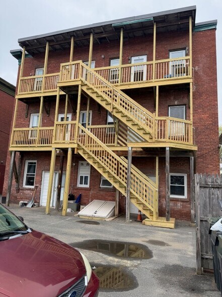66 Pleasant St, Easthampton, MA à vendre - Photo du bâtiment - Image 2 de 6