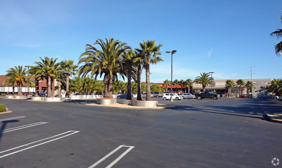 2020-2062 Redwood Hwy, Greenbrae, CA à louer - Photo du bâtiment - Image 2 de 3