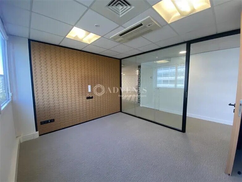 Office in Issy-les-Moulineaux for lease - Interior Photo - Image 2 of 5