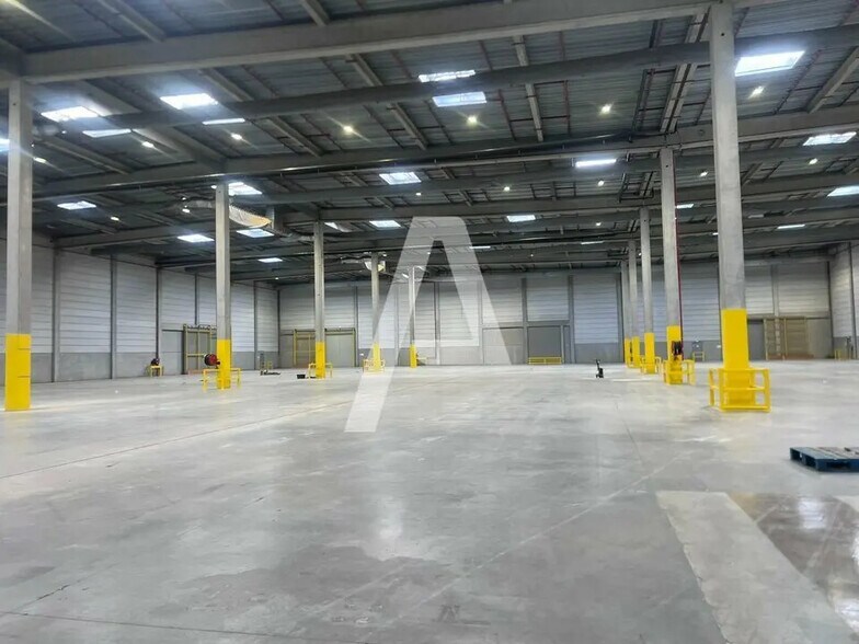 Flex in Moissy-Cramayel for lease - Interior Photo - Image 1 of 5