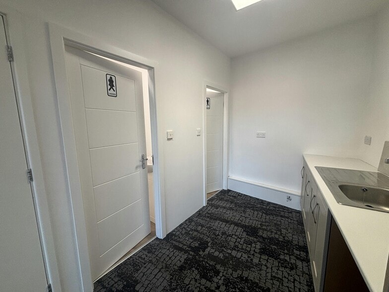 10 George St, Newcastle Under Lyme for lease - Interior Photo - Image 3 of 3