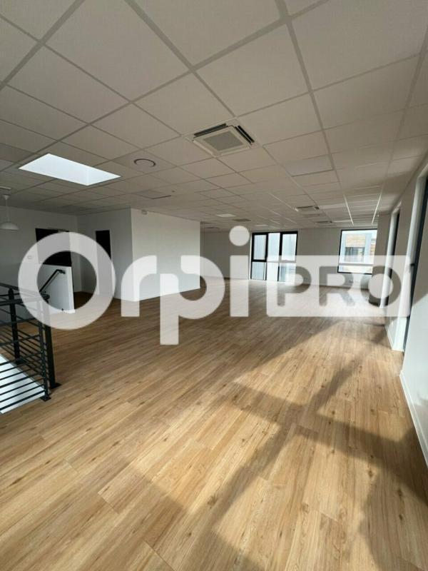 Flex in Chanteloup-en-Brie for lease Interior Photo- Image 1 of 6