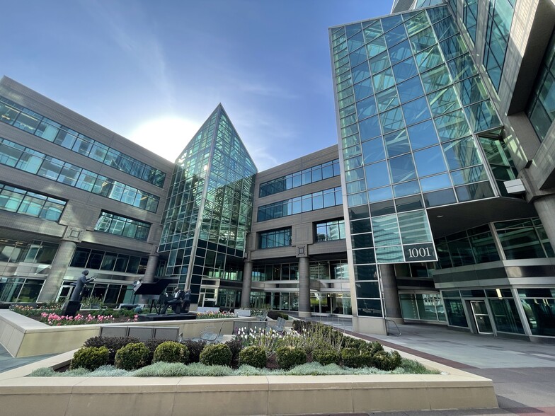 901 Lakeside Ave E, Cleveland, OH for lease - Building Photo - Image 2 of 8