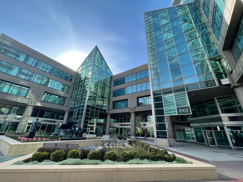 901 Lakeside Ave E, Cleveland, OH à louer - Photo du bâtiment - Image 2 de 8