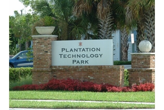 6761 W Sunrise Blvd, Plantation, FL à louer - Photo du bâtiment - Image 3 de 10