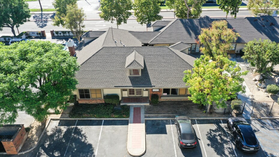 1810 E 17th St, Santa Ana, CA à louer - Photo du bâtiment - Image 3 de 42