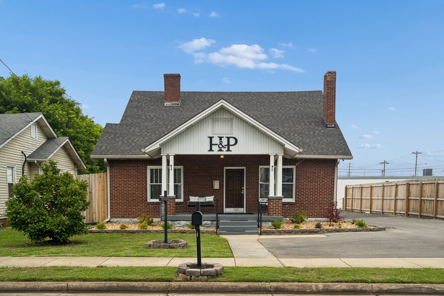 207 University Ave, Lebanon, TN for sale - Building Photo - Image 1 of 32