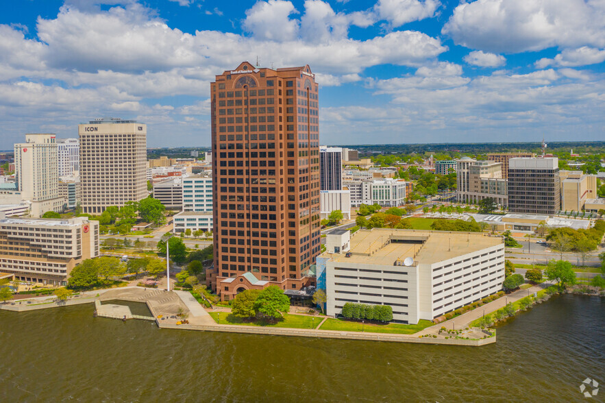 999 Waterside Dr, Norfolk, VA à louer - Photo du bâtiment - Image 1 de 11