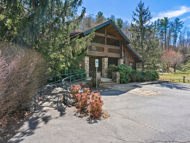 1482 Russ Ave, Waynesville, NC à louer - Photo du bâtiment - Image 3 de 50