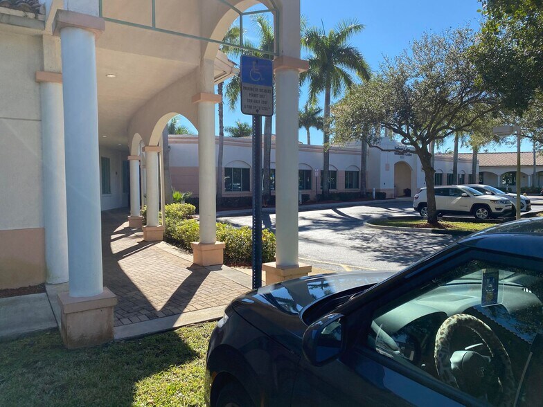 2525 Embassy Dr S, Cooper City, FL à louer - Photo du bâtiment - Image 3 de 14