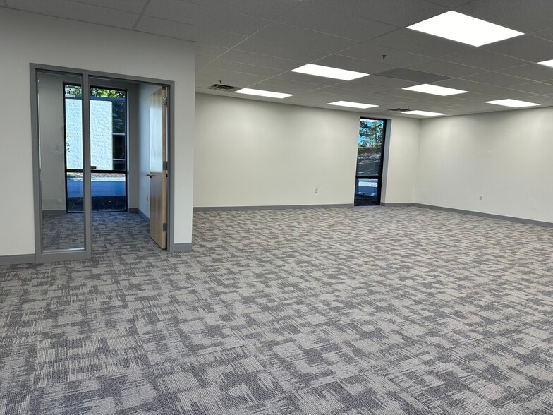 8 Industrial Way, Salem, NH à louer - Photo intérieure - Image 2 de 9