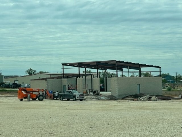 193 Eagle Ford Dr, Pleasanton, TX à louer - Photo du bâtiment - Image 2 de 8