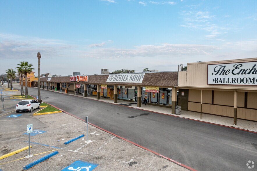 2120-2314 N Alexander Dr, Baytown, TX à louer - Photo du bâtiment - Image 3 de 9