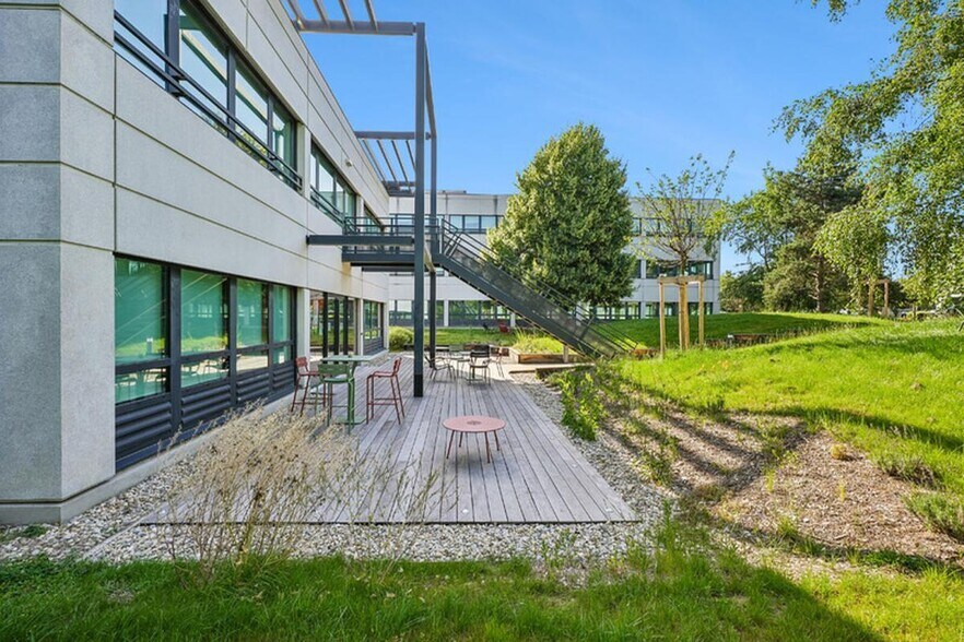 Office in Saint-Priest for lease - Building Photo - Image 1 of 22