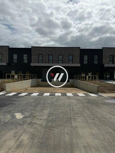 Industrial in Puiseux-en-France for lease - Building Photo - Image 3 of 12
