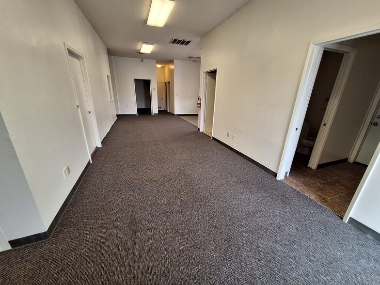 2813 Hanger Way, Bakersfield, CA à louer - Photo du bâtiment - Image 3 de 7