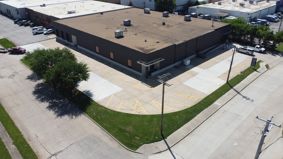 3400 Royalty Row, Irving, TX à louer - Photo du bâtiment - Image 3 de 14