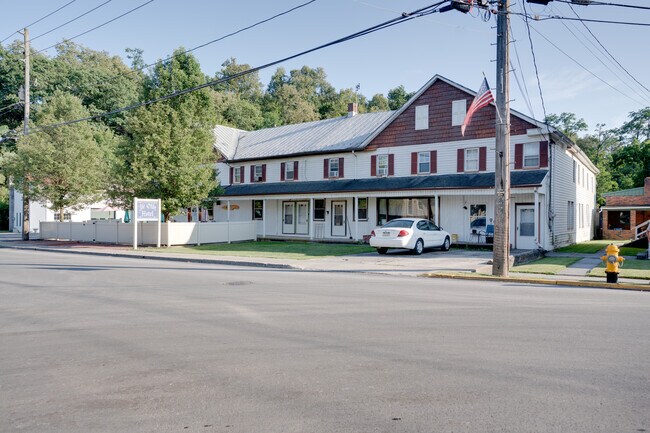 Plus de détails pour 236 N Main St, Milroy, PA - Commerce de détail à vendre