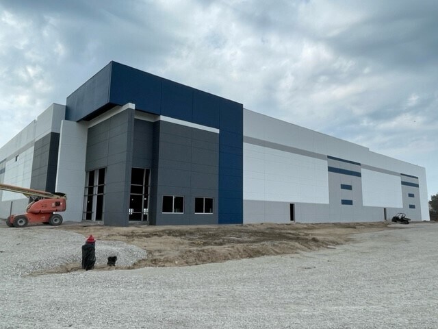 12100 W Brown Deer Rd, Milwaukee, WI à louer - Photo du bâtiment - Image 1 de 3