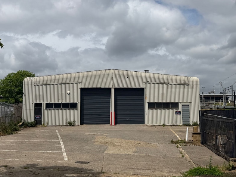 3 Old Oak Common Ln, London for lease - Building Photo - Image 1 of 9