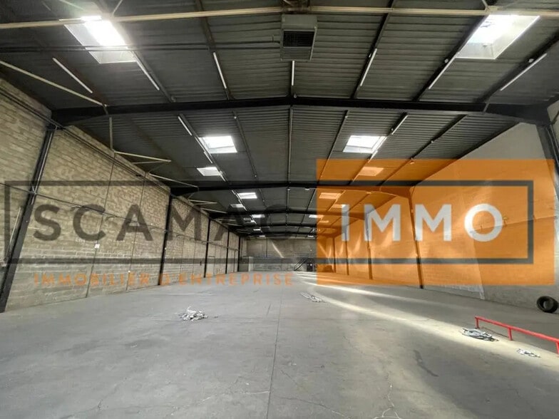 Industrial in MORANGIS for lease - Building Photo - Image 2 of 7