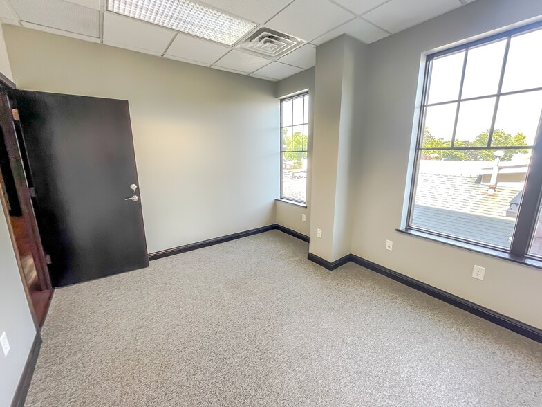 123 N Main St, Crown Point, IN for lease - Building Photo - Image 3 of 22