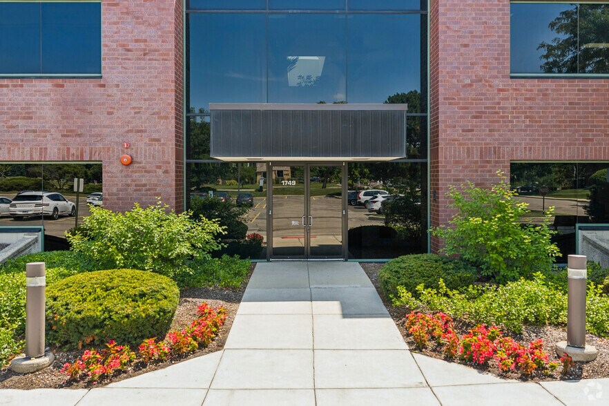 1749 S Naperville Rd, Wheaton, IL à louer - Photo du bâtiment - Image 3 de 11
