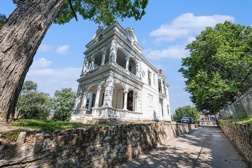 1311 Francis St, Saint Joseph, MO à vendre - Photo du bâtiment - Image 2 de 24