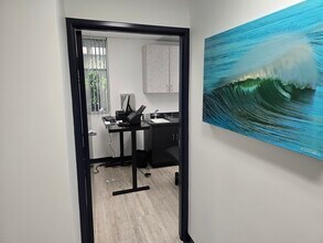 2220 Lynn Rd, Thousand Oaks, CA à louer Photo intérieure- Image 2 de 12