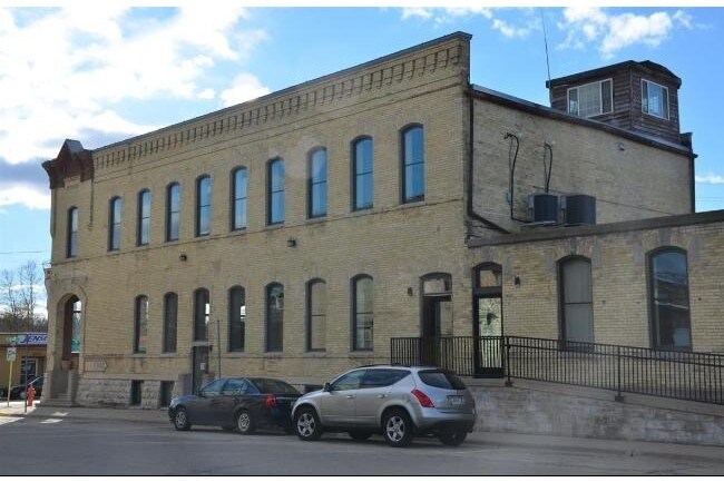 101 Church St, Lake Mills, WI à vendre - Photo du bâtiment - Image 2 de 4