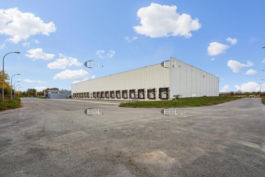 Industrial in SAINT-OUEN-L'AUMONE for lease - Building Photo - Image 3 of 12