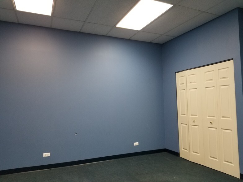 805-813 W Rand Rd, Arlington Heights, IL à louer - Photo intérieure - Image 3 de 10