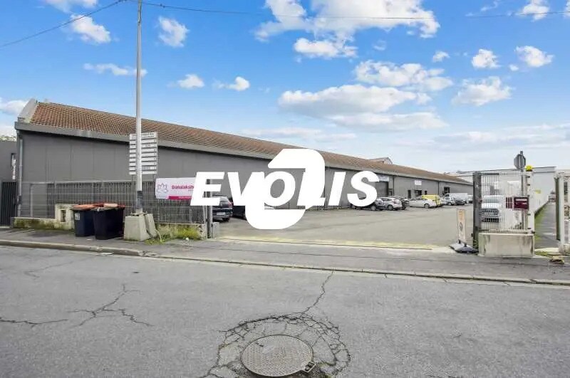 Office in La Courneuve for lease - Building Photo - Image 2 of 9