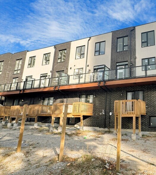 46 Monclova Rd, Toronto, ON à vendre - Photo du bâtiment - Image 2 de 26