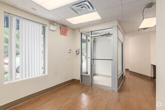 211-20 Union Tpke, Oakland Gardens, NY for lease Interior Photo- Image 2 of 23