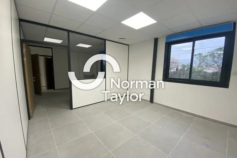 Office in Mudaison for lease - Interior Photo - Image 3 of 11
