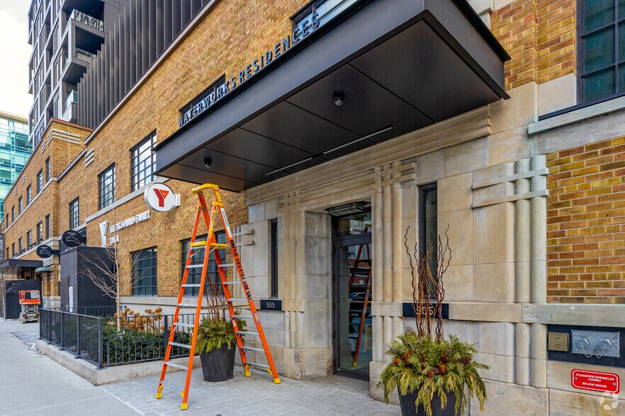 505 Richmond St W, Toronto, ON à louer - Photo du bâtiment - Image 2 de 7